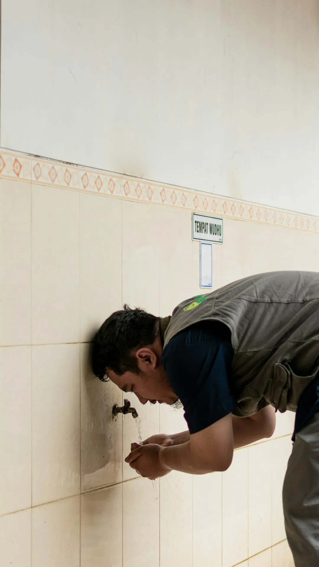 Gasfitero profesional trabajando